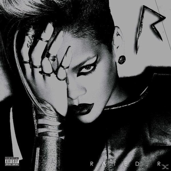 Ein Graustufenbild von Rihannas Gesicht, teilweise von ihrer Hand bedeckt.