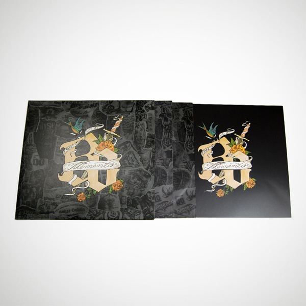 Albumcover mit Tattoo-Kunst. Zwei Cover sind sichtbar, schwarz und grau mit Schwert und Blumen.