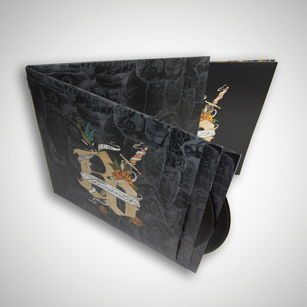 Ein Vinyl-Schallplattenalbum mit einem schwarz-grauen Design. Ein offenes, mehrteiliges Design mit Kunstwerk.