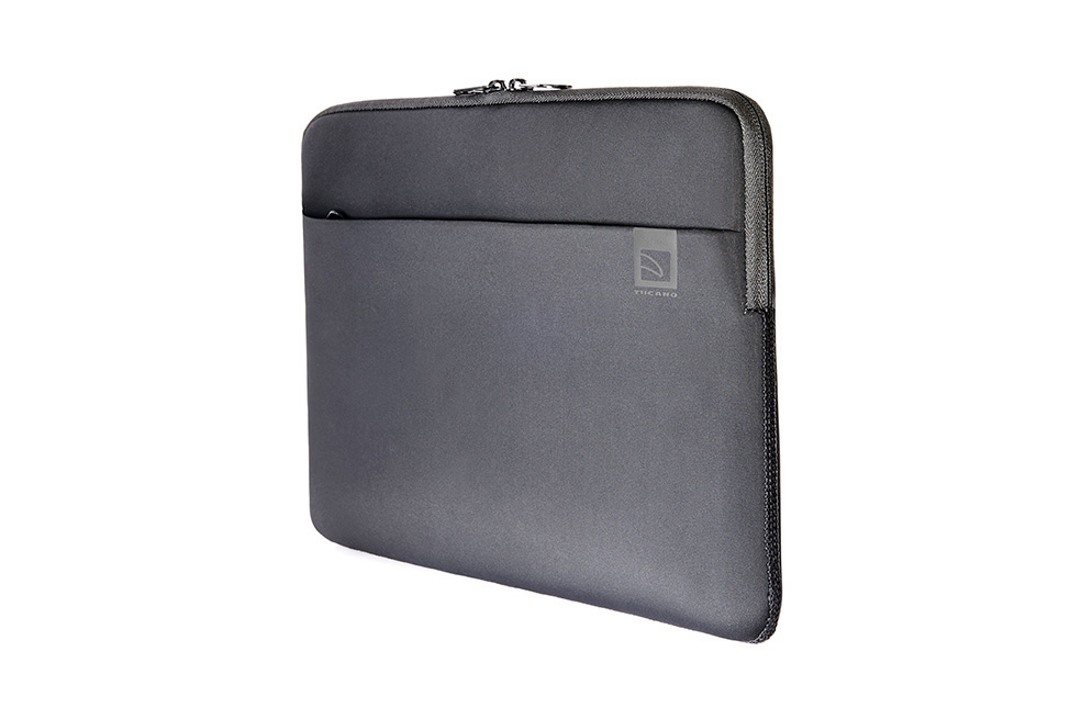 Eine graue Tucano Laptoptasche, Reißverschluss geschlossen, isoliert auf Weiß.