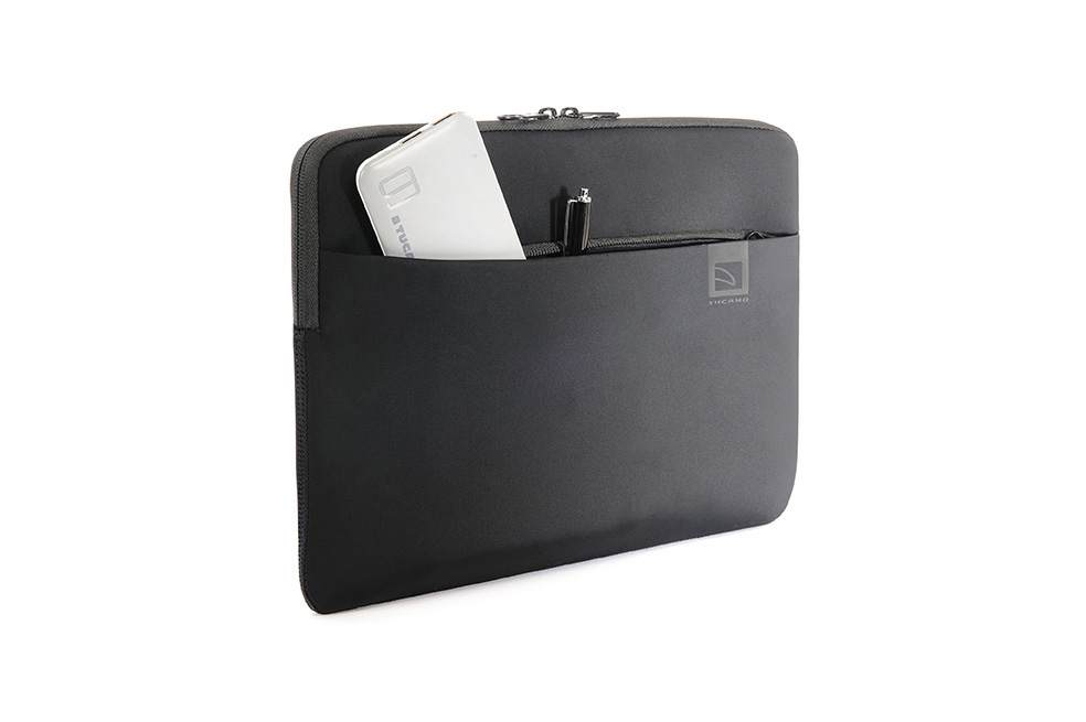 Eine schwarze Laptoptasche mit einer Tasche, die eine weiße Powerbank und einen Stift enthält.