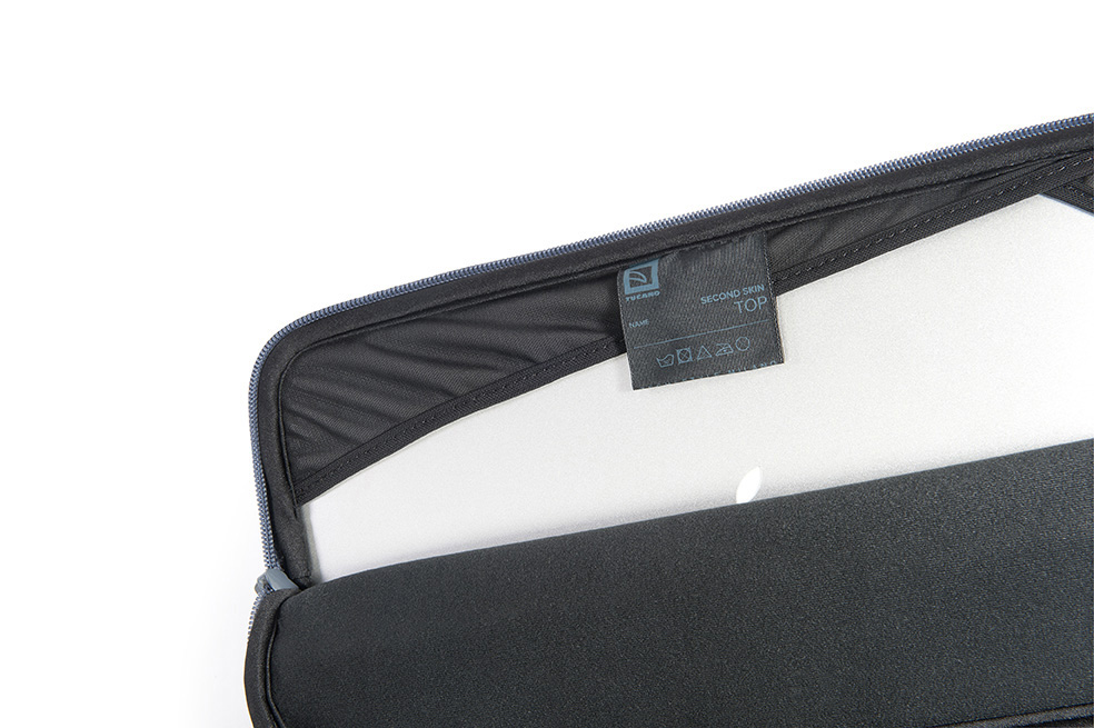 Nahaufnahme einer schwarzen Laptop-Hülle mit einem Etikett mit der Aufschrift 'SECOND SKIN TOP'.