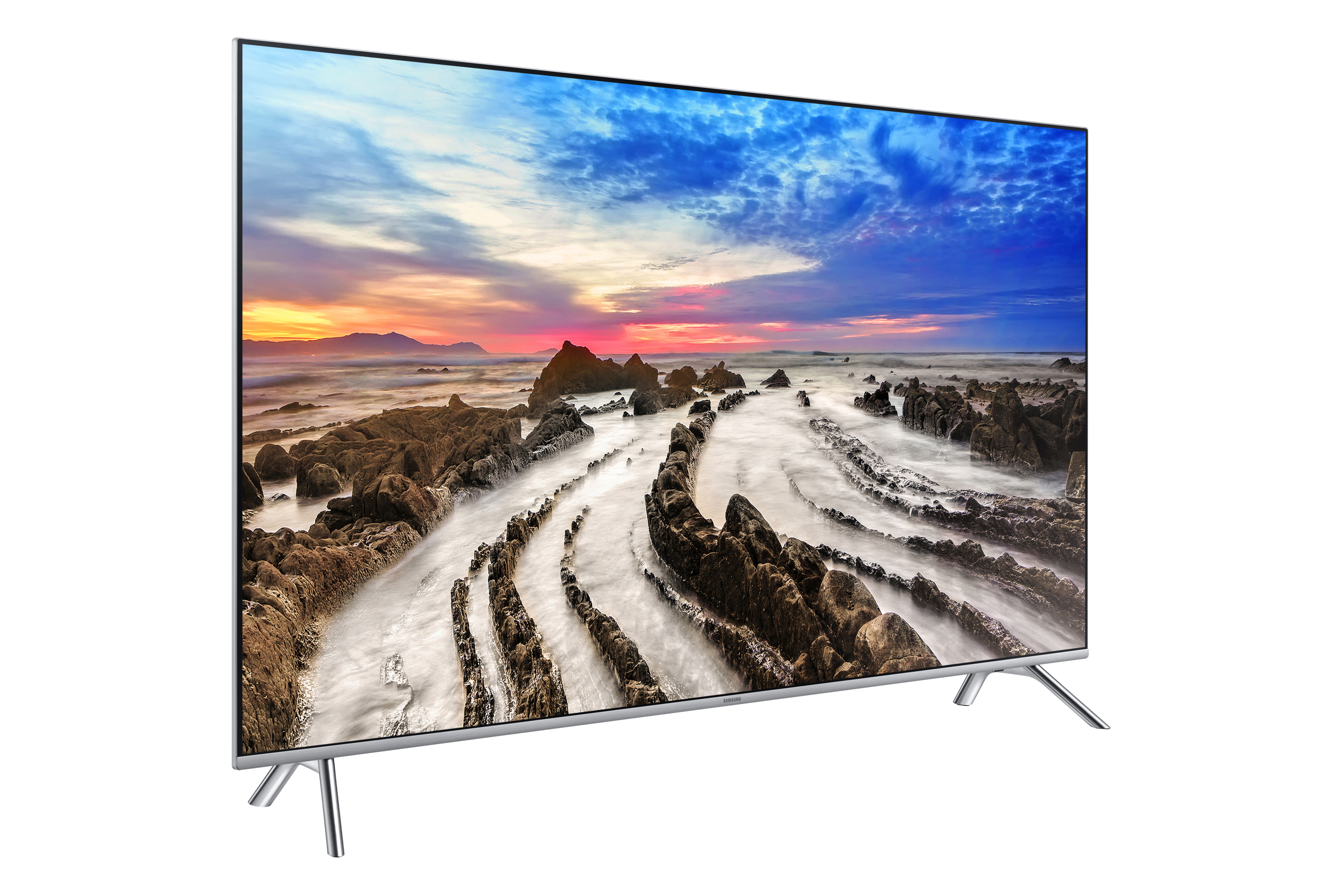 Ein moderner Fernseher zeigt einen malerischen Sonnenuntergang am Strand. Der Bildschirm steht auf silbernen Beinen und zeigt eine lebendige Küstenlandschaft.