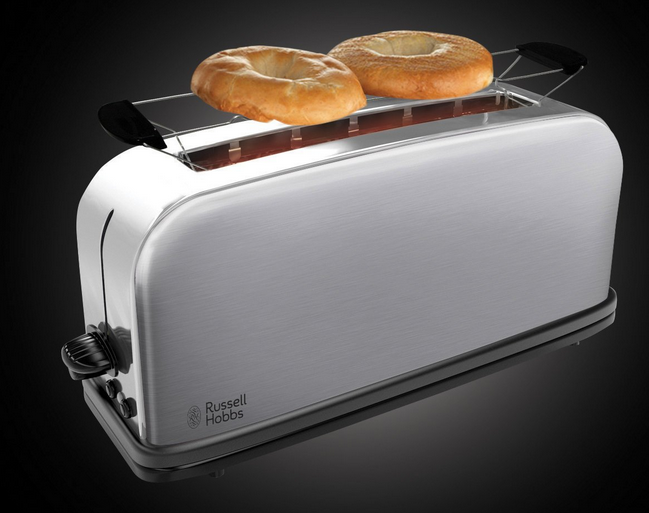 Egy rozsdamentes acél kenyérpirító két bagel-lel. Fekete felületen van, Russell Hobbs logóval.