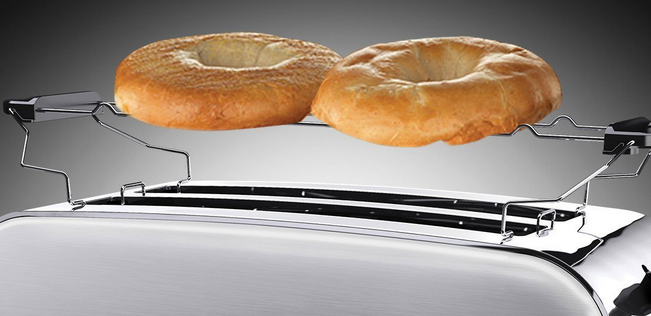 Egy kenyérpirító két pirított bagel-lel, ezüst fém dizájnnal.