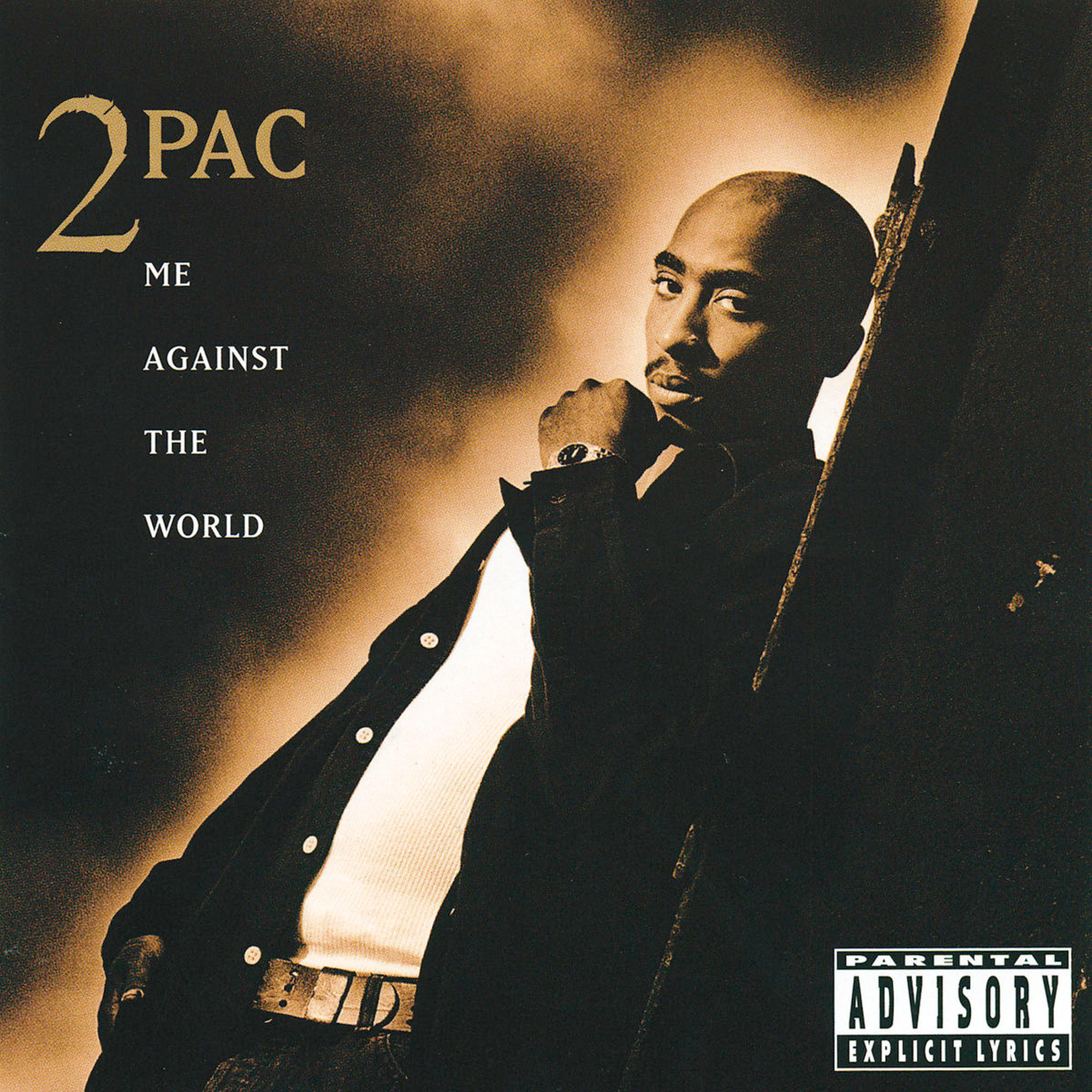 2Pac-Albumcover. Der Rapper lehnt an einer Wand, mit dem Text '2PAC ME AGAINST THE WORLD'.