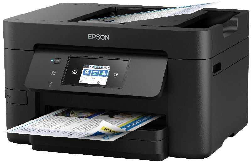 Schwarzer Epson Drucker. Papier im Ausgabefach. Bildschirm.