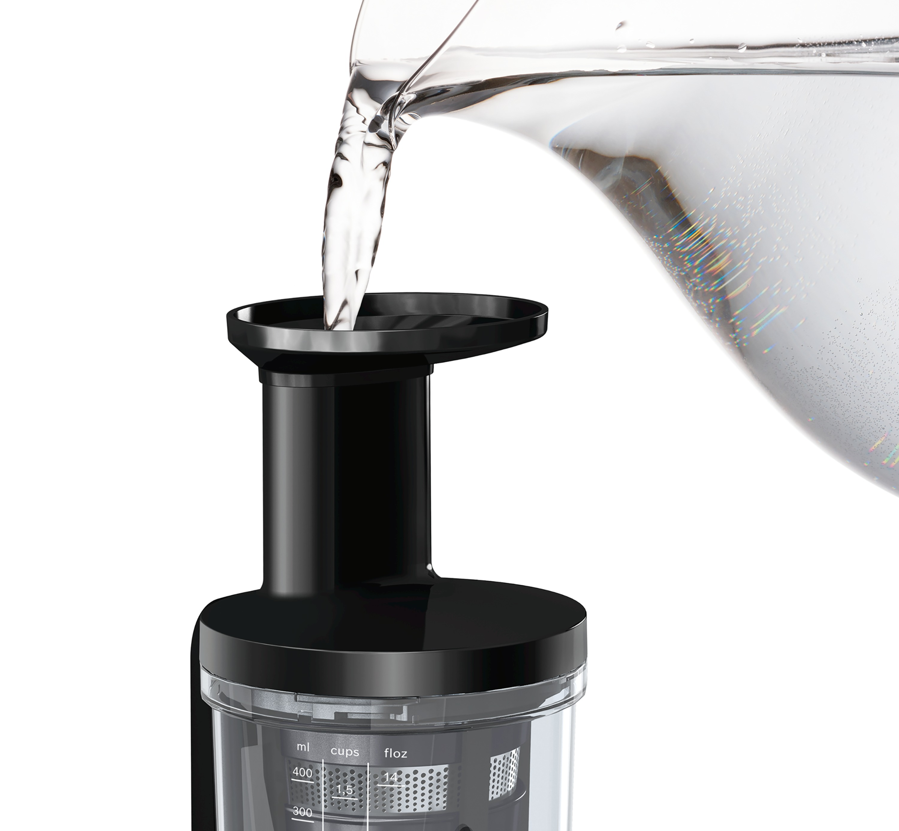 De l'eau versée dans le haut d'un mixeur, noir et transparent, fond blanc.