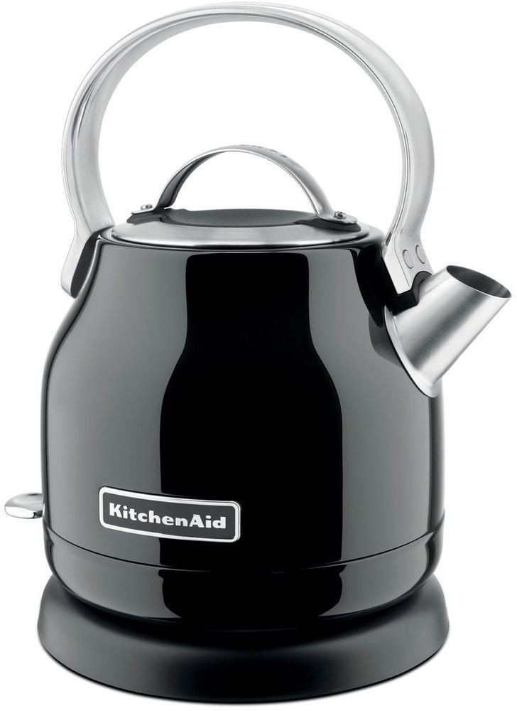 Bouilloire KitchenAid noire avec poignée et bec argentés, sur une base noire.