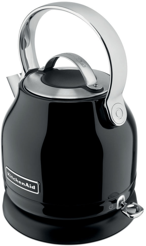 Bouilloire électrique KitchenAid noire avec anse et socle argentés.