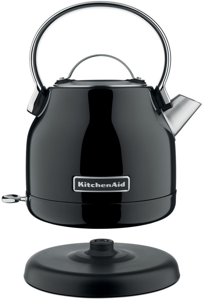 Une bouilloire KitchenAid noire sur une base noire sur fond blanc.