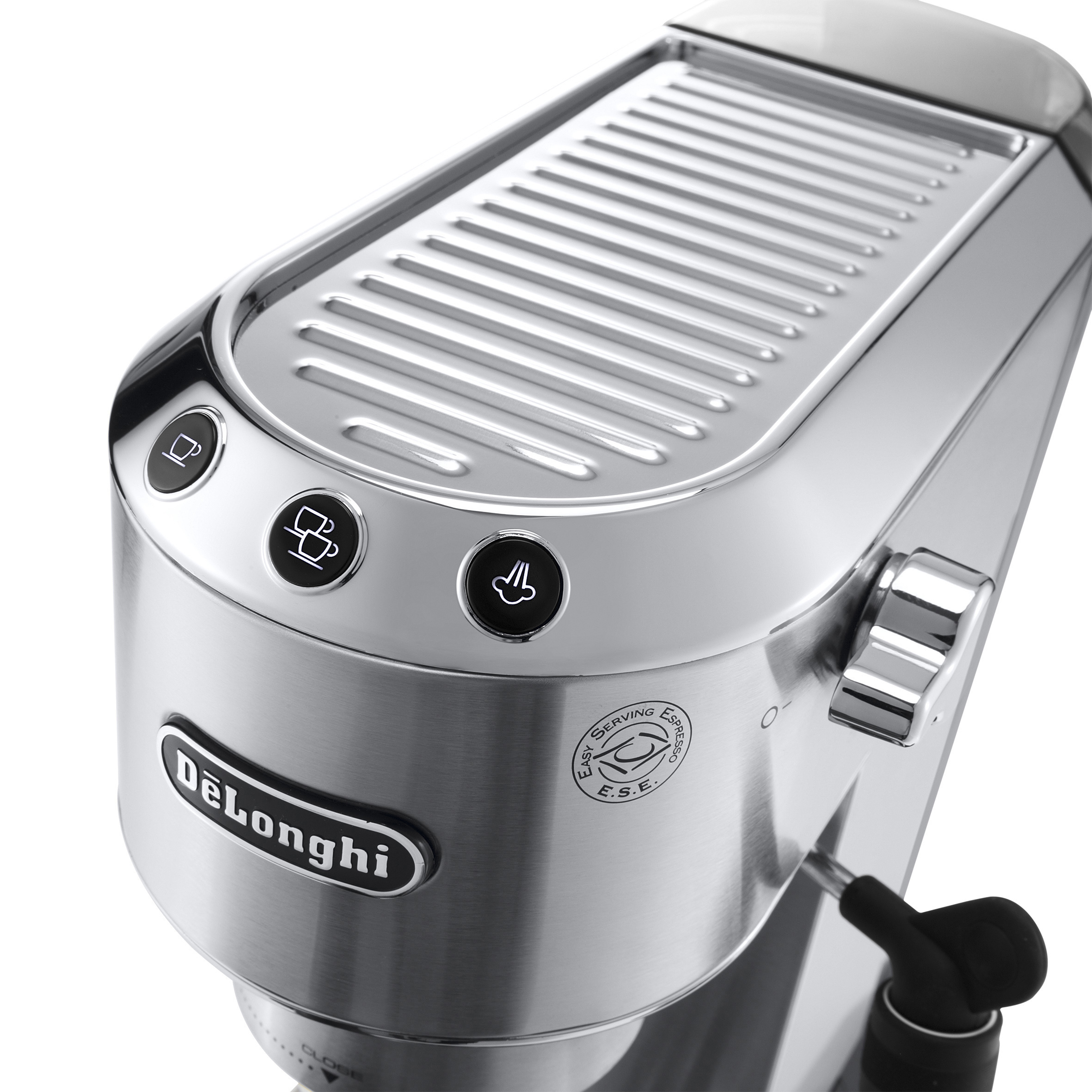 Nahaufnahme einer DeLonghi Espressomaschine, silberfarben, mit sichtbaren Knöpfen und Details.