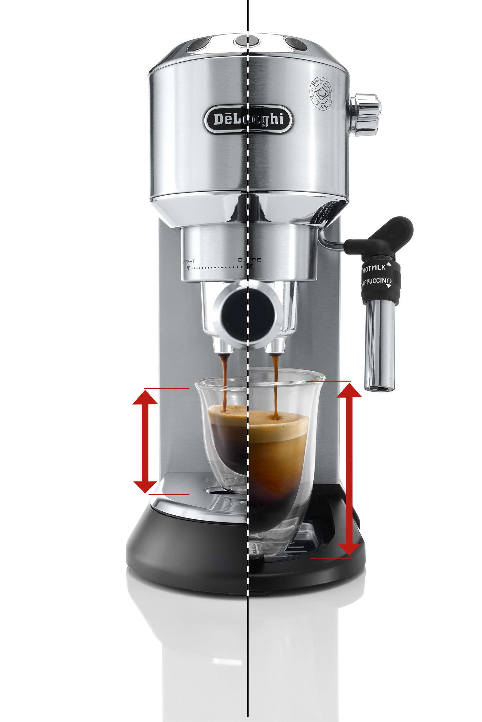 Macchina per espresso argento. Una tazza di vetro con caffè. Sfondo bianco. Frecce rosse mostrano.