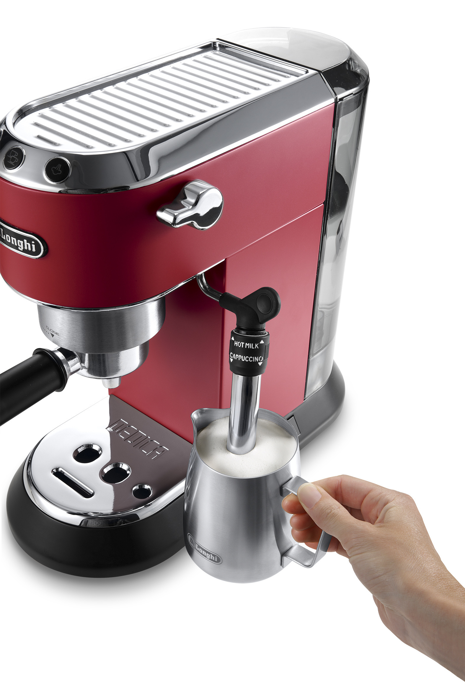 Rote Espressomaschine. Eine Hand schäumt Milch in einem Edelstahlkrug mit Cappuccino-Auslauf auf.