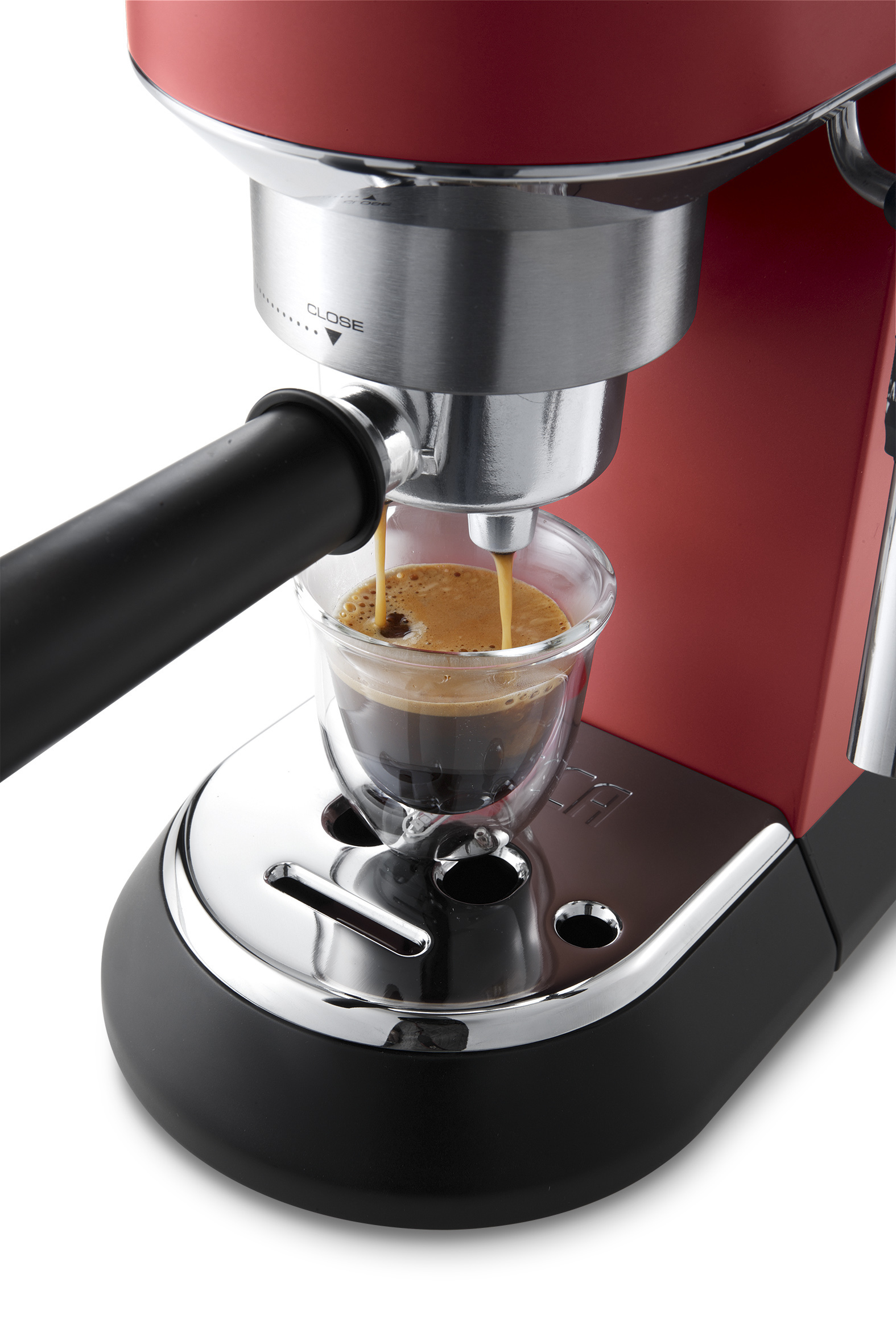 Rote Espressomaschine, die Espresso in ein Glas ausgibt. Nahaufnahme.