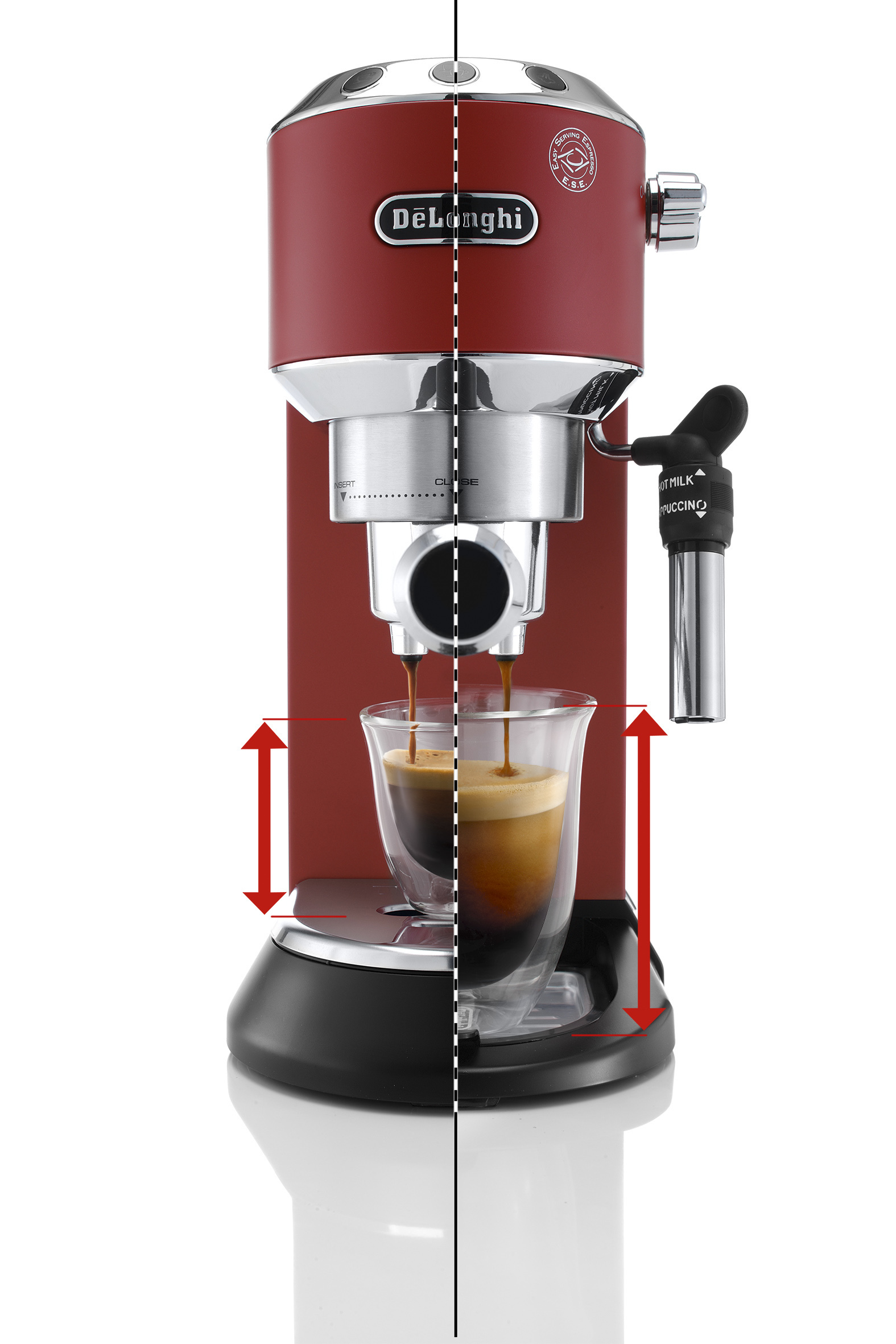 Rote De'Longhi Espressomaschine mit einem Glas Kaffee.