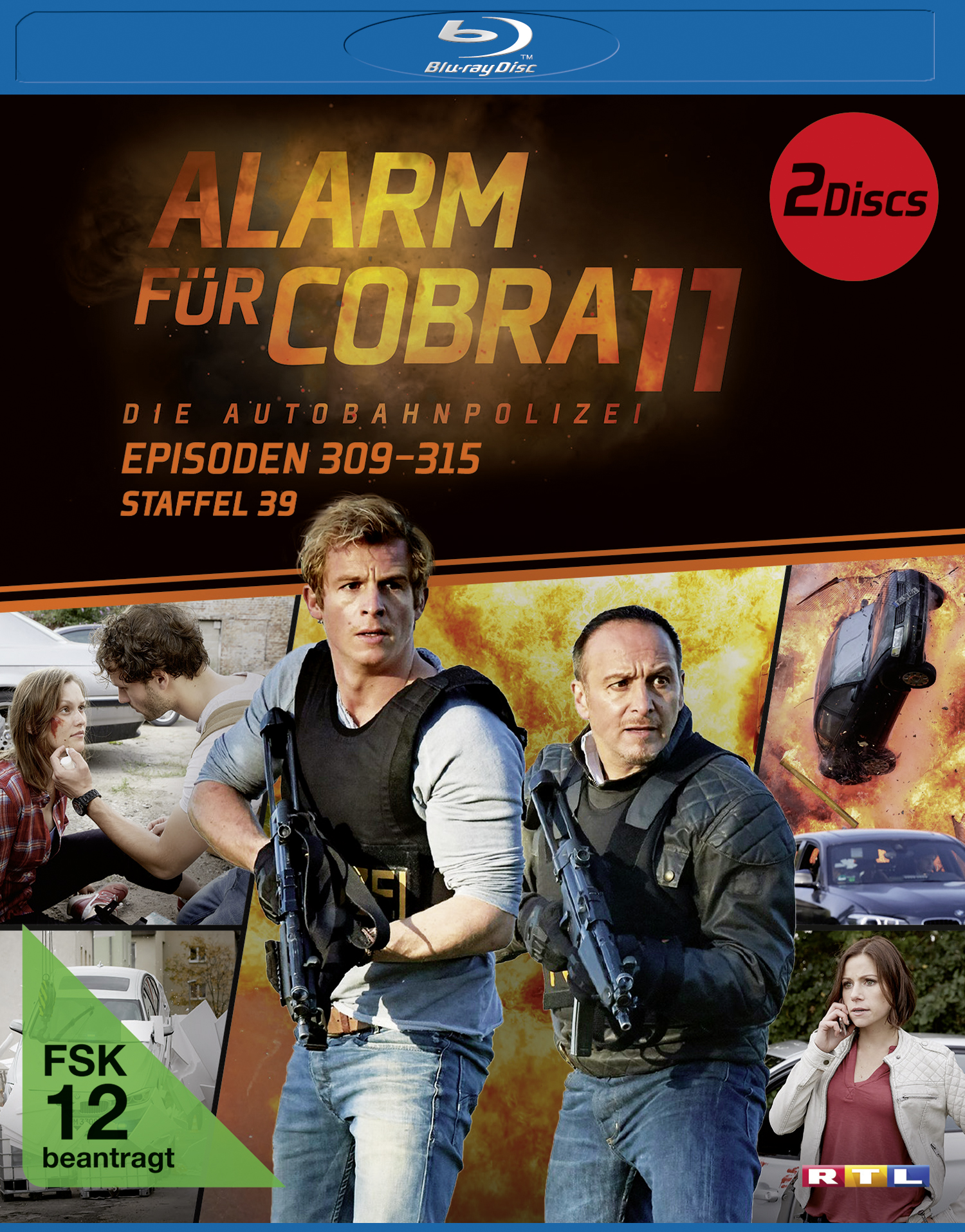 DVD-Cover: Zwei bewaffnete Männer vor einer Autounfall-Szene. Text auf Deutsch, Titel: Alarm für Cobra 11.