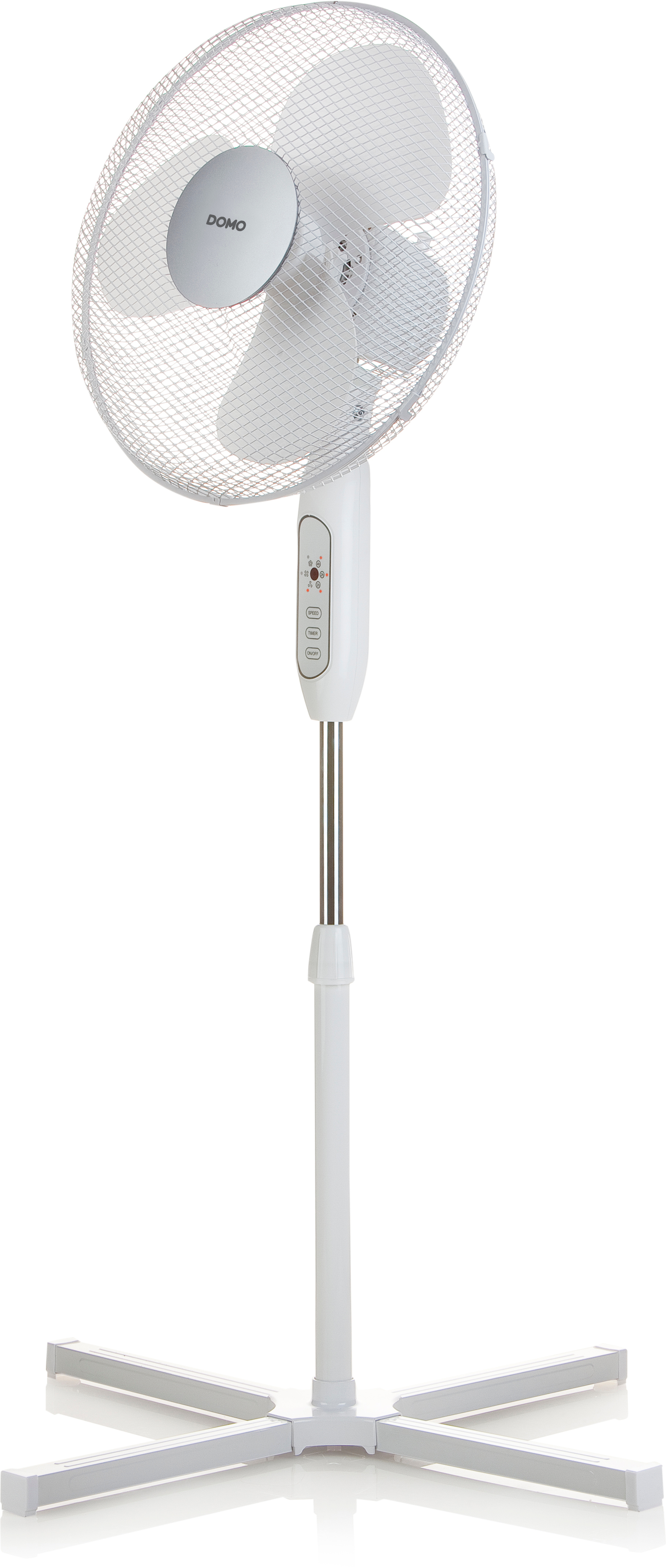 Ventilateur sur pied blanc avec un poteau métallique argenté et une base en croix. Fond blanc.