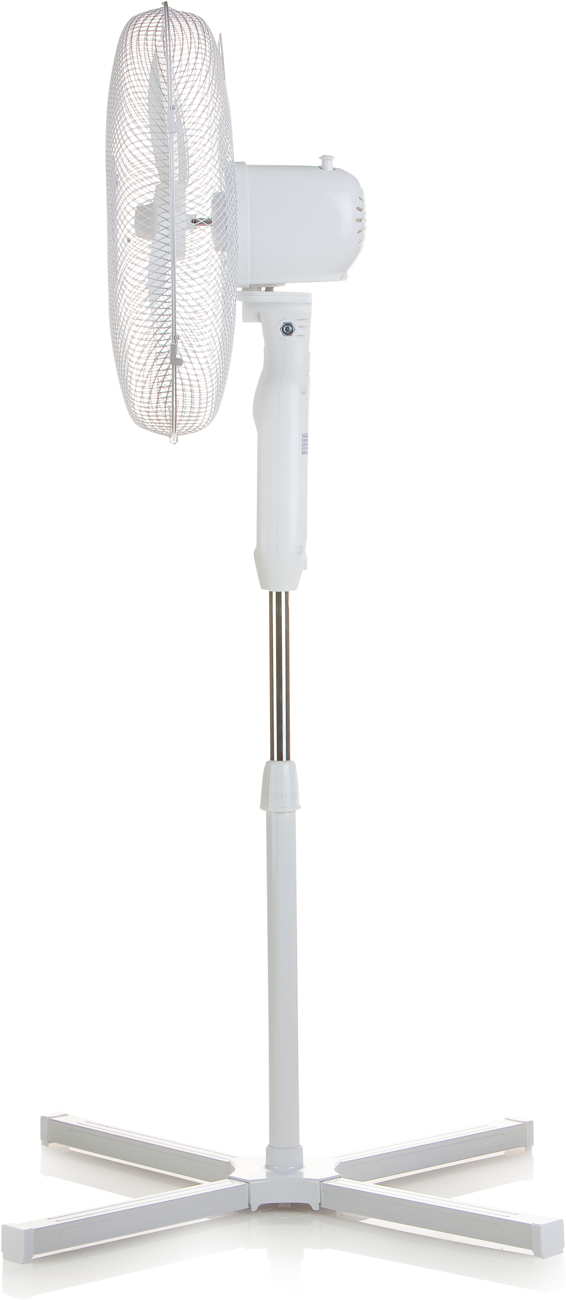 Un ventilateur sur pied blanc sur fond blanc. Il a un pied en métal et une grille de protection.
