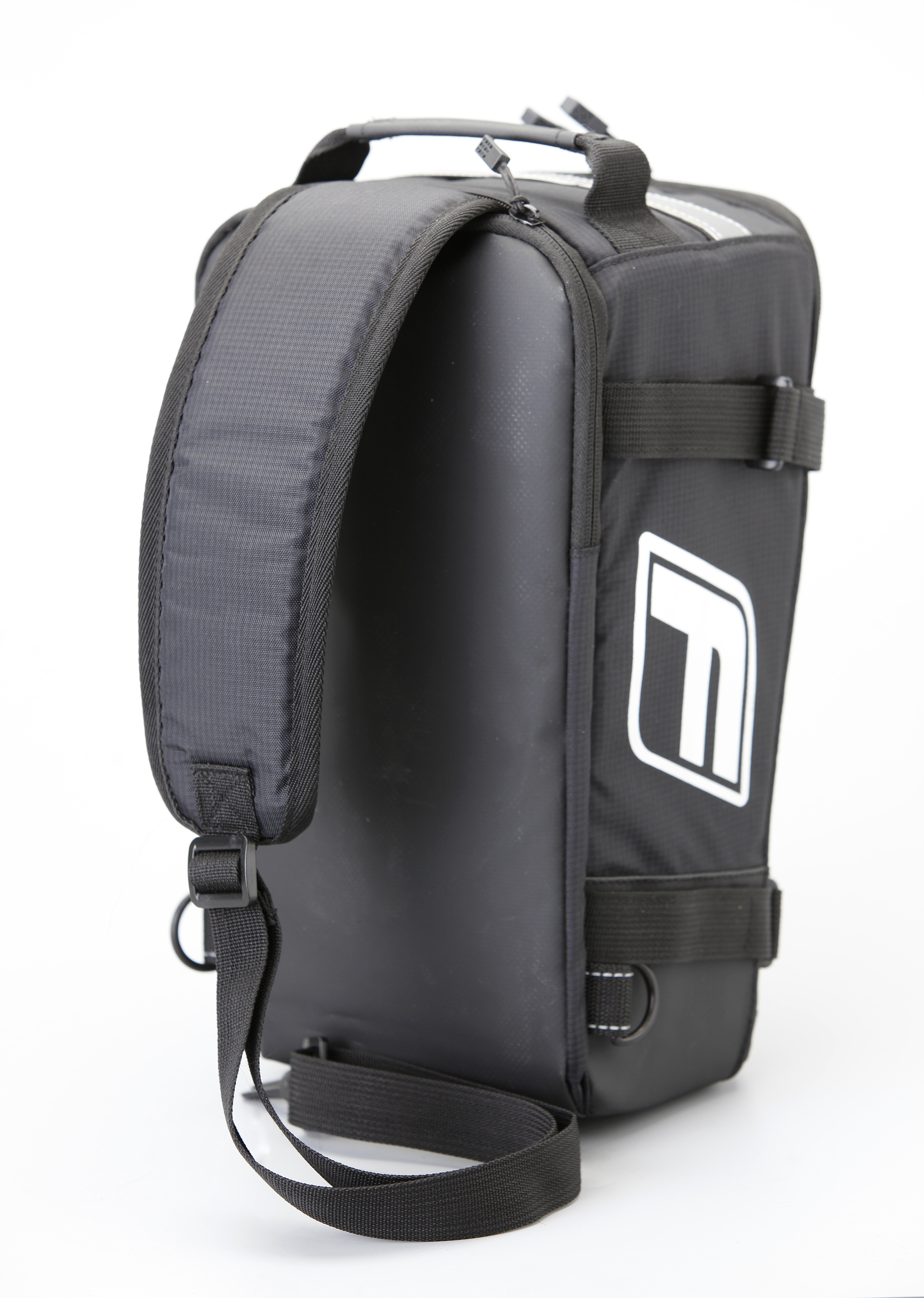 Schwarzer Rucksack mit weißem Logo, Schultergurt und Seitenhenkel. Weißer Hintergrund.