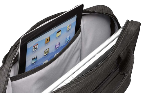 Egy fekete laptop és egy tablet egy fekete aktatáskában.
