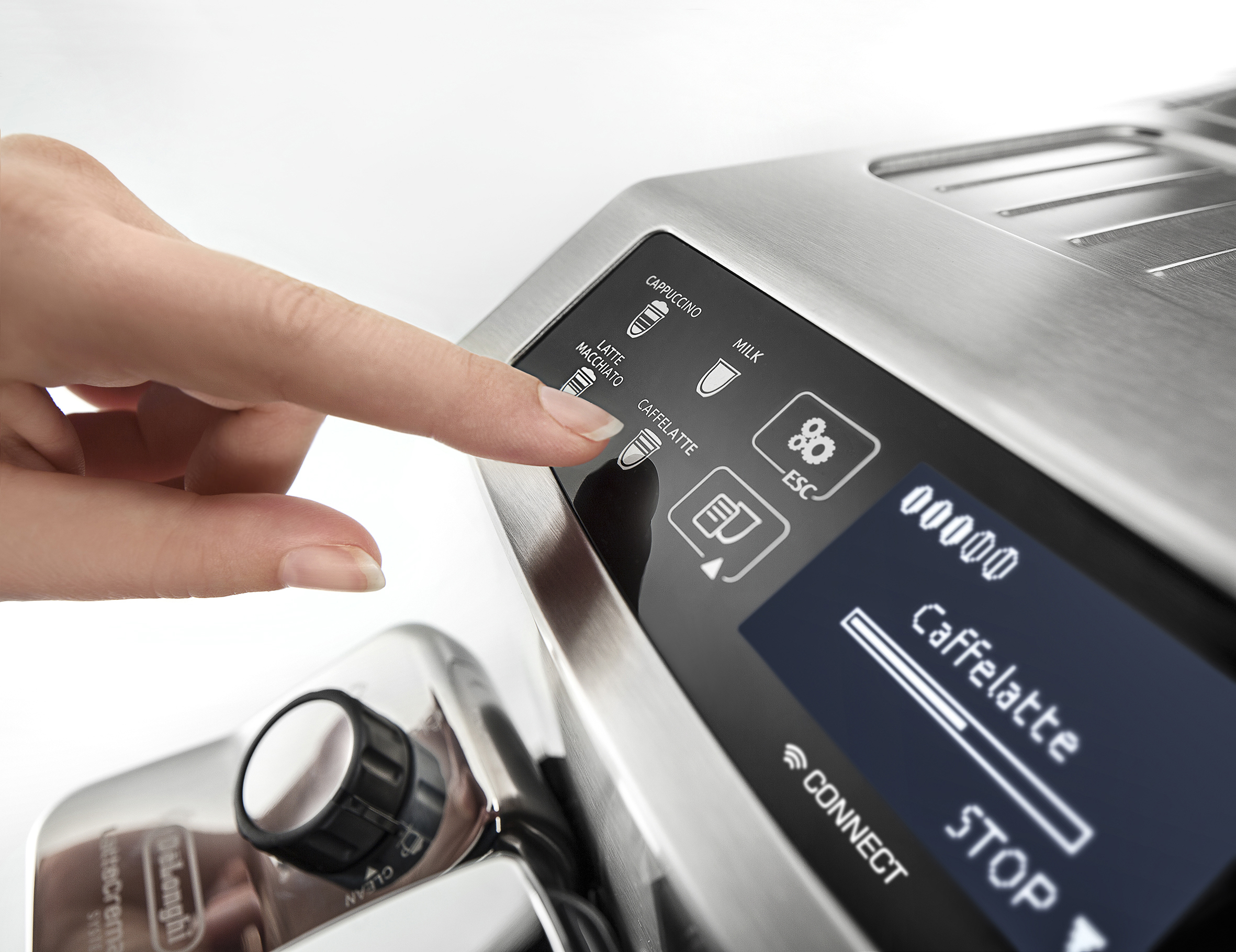 Bedienfeld der Kaffeemaschine. Ein Finger drückt die 'Caffelatte'-Taste.