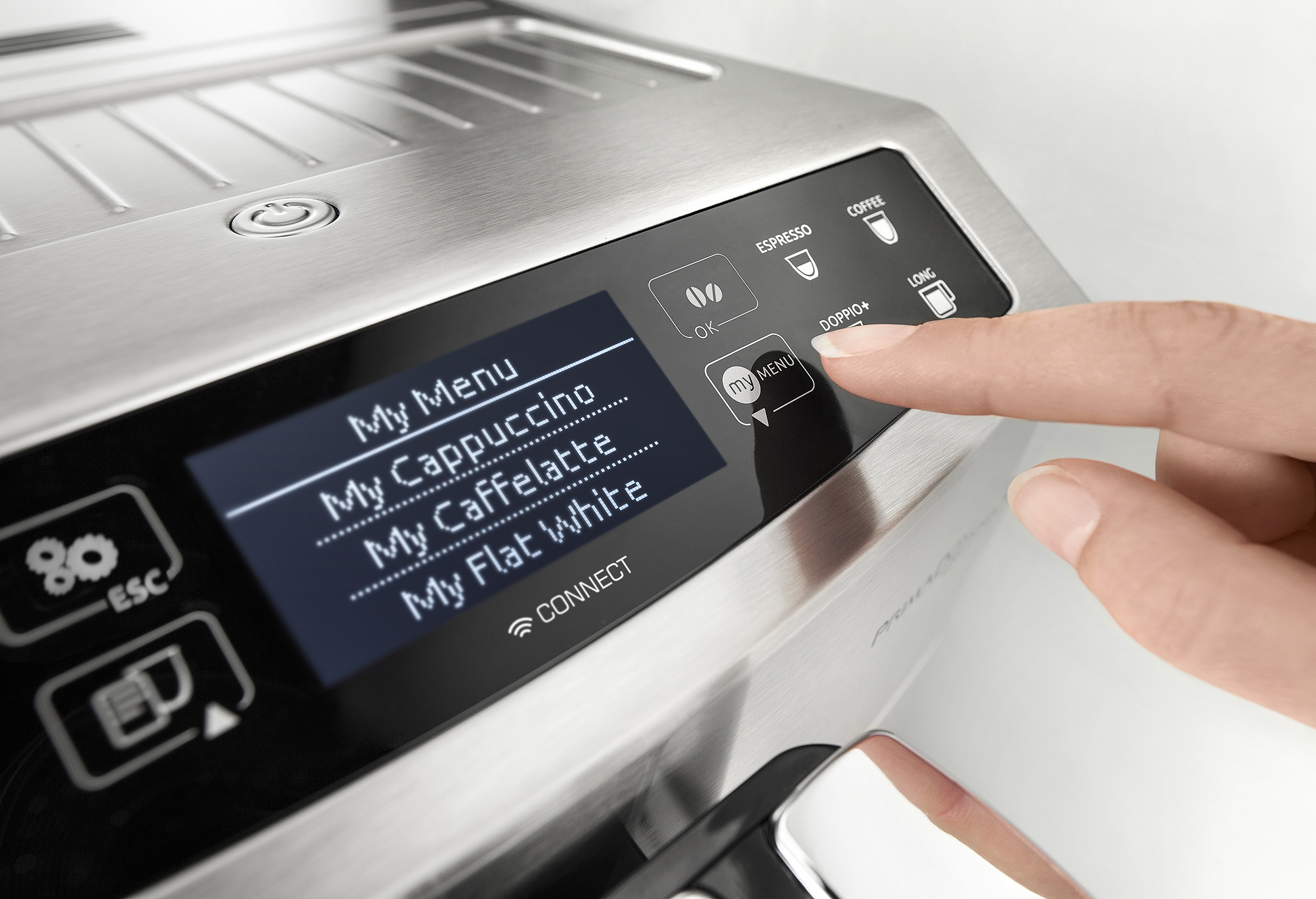 Kaffeemaschine mit Bildschirm und Knöpfen. Ein Finger berührt die Schaltfläche 'Mein Menü'.