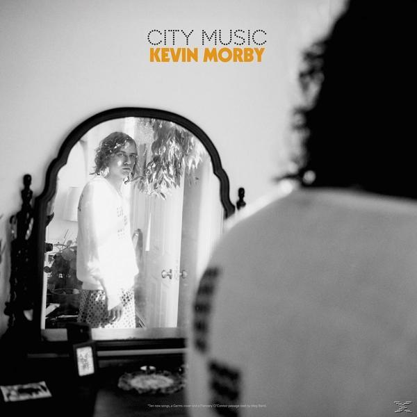 Albumcover. Ein Mann betrachtet sein Spiegelbild. Titel: City Music von Kevin Morby. Schwarz-Weiß-Bild.