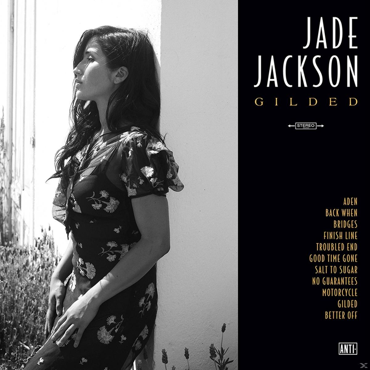 Albumcover: Frau im Profil, schwarzes Kleid, weiße Wand, Text Jade Jackson, Albumtitel Gilded und Trackliste.