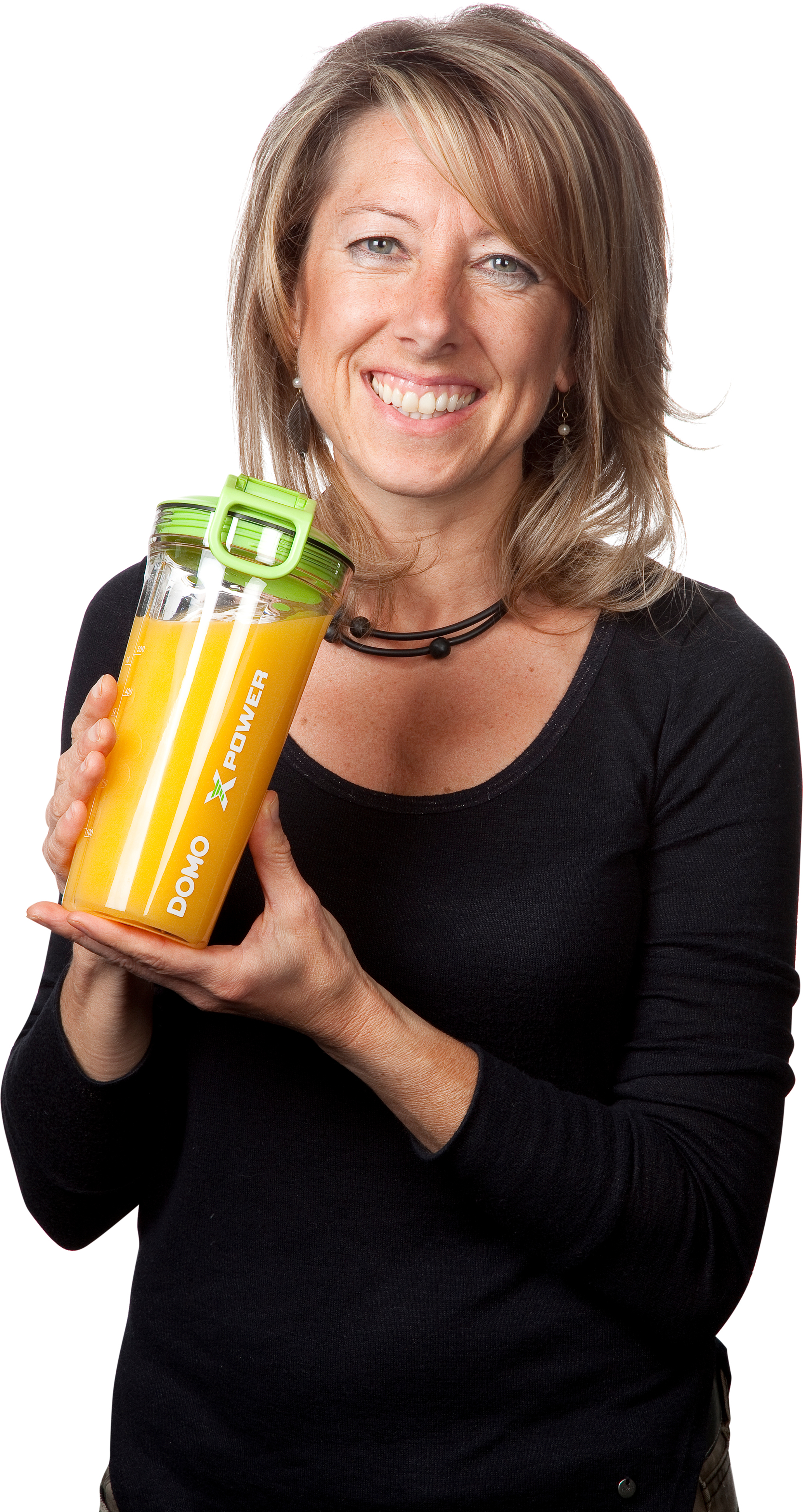 Une femme tenant une bouteille de jus jaune avec un bouchon vert et souriant. Fond blanc.