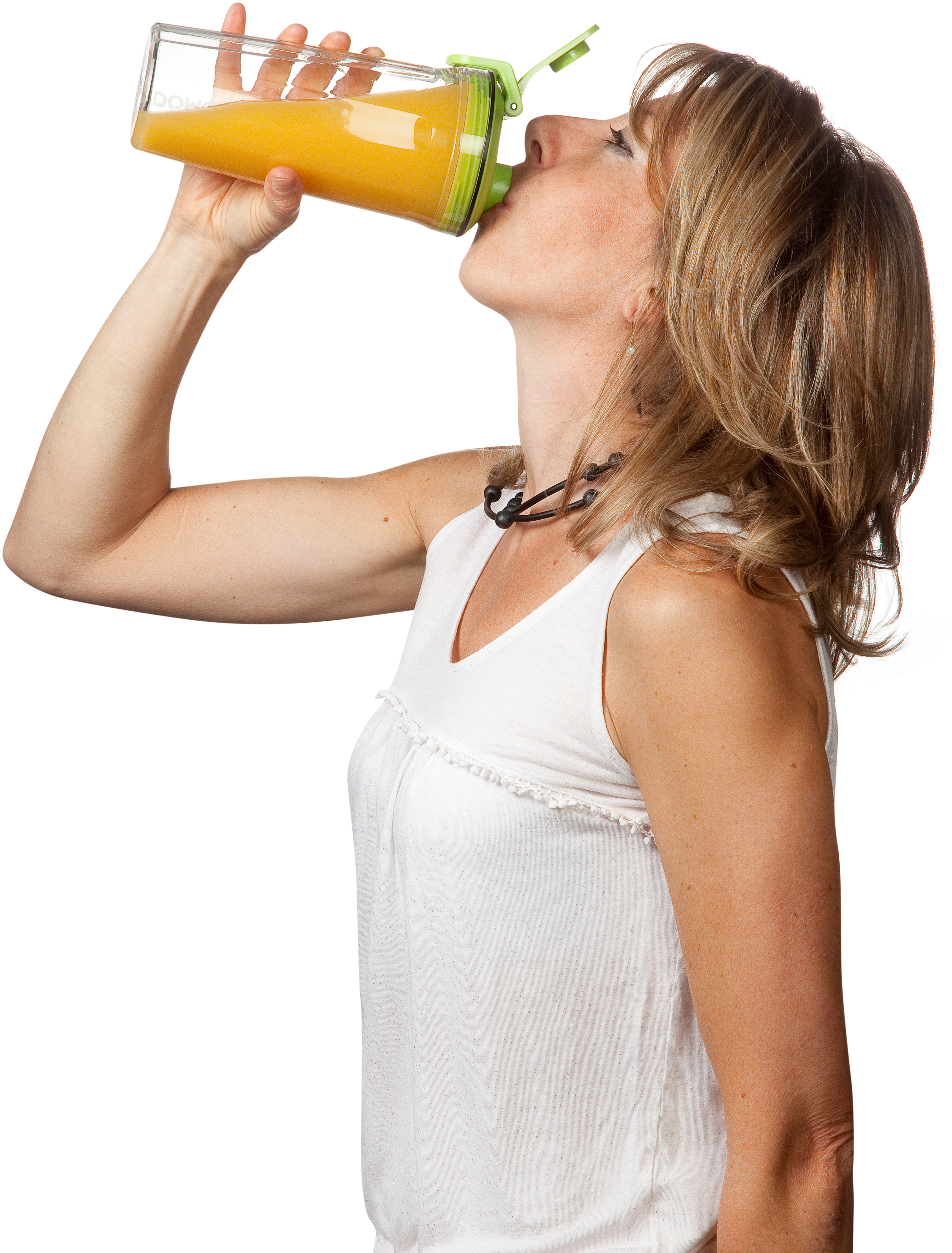Femme buvant du jus d'une bouteille transparente avec un couvercle vert, fond blanc.