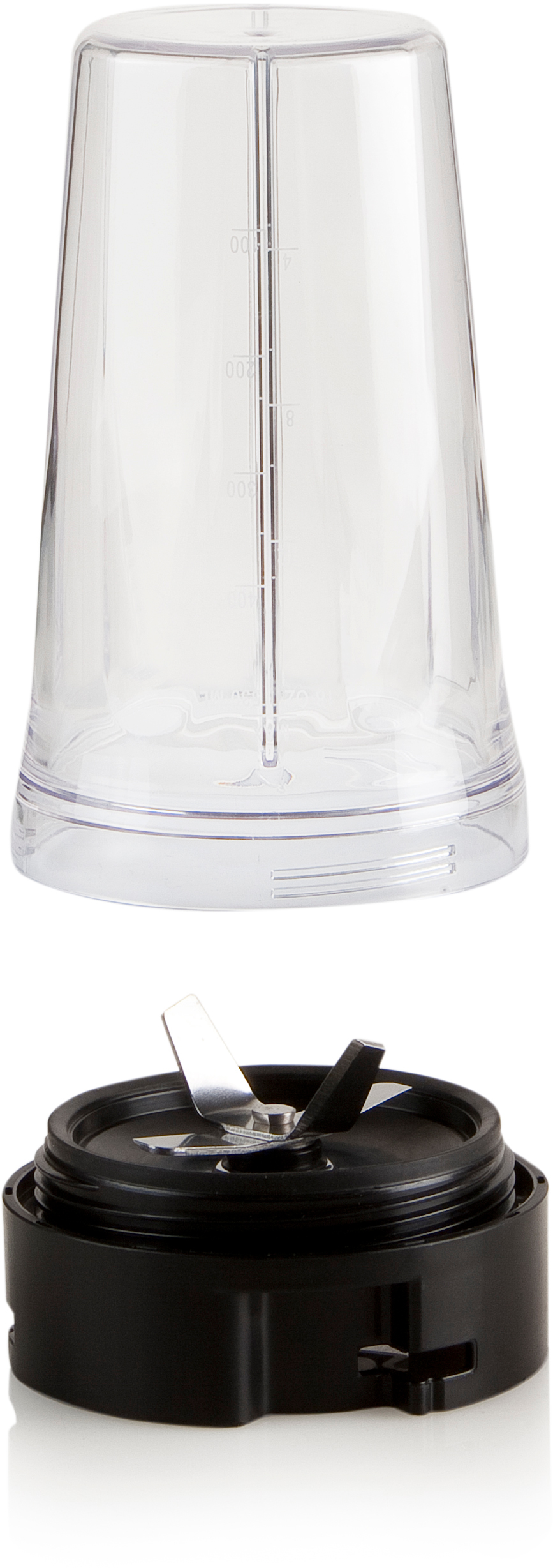 Un gobelet de mixeur transparent et une base noire avec des lames. Le gobelet a des graduations.