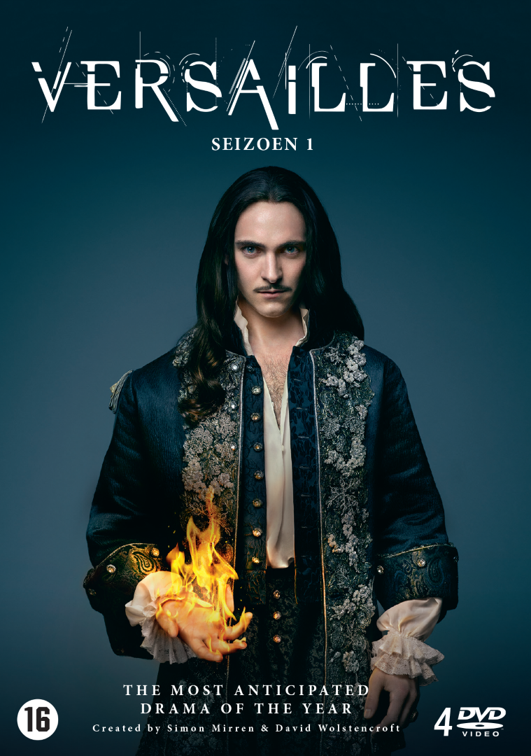 DVD-hoes van de Versailles-serie. Een man in kostuum houdt vuur vast. De tekst luidt Versailles.