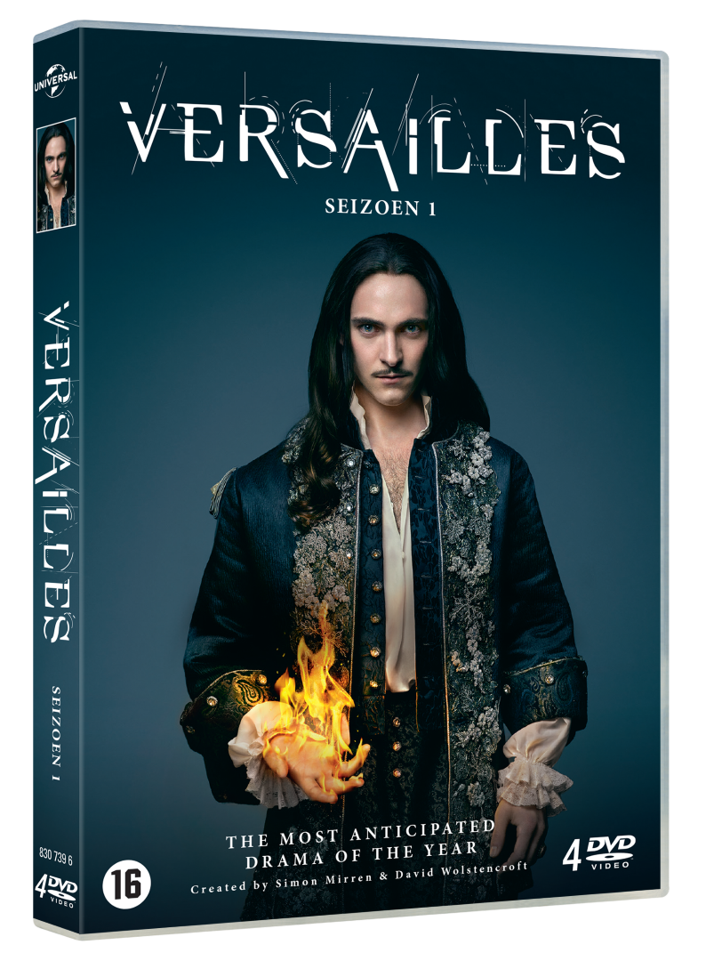 DVD-hoes voor 'Versailles', met een man met vuur in zijn handen.