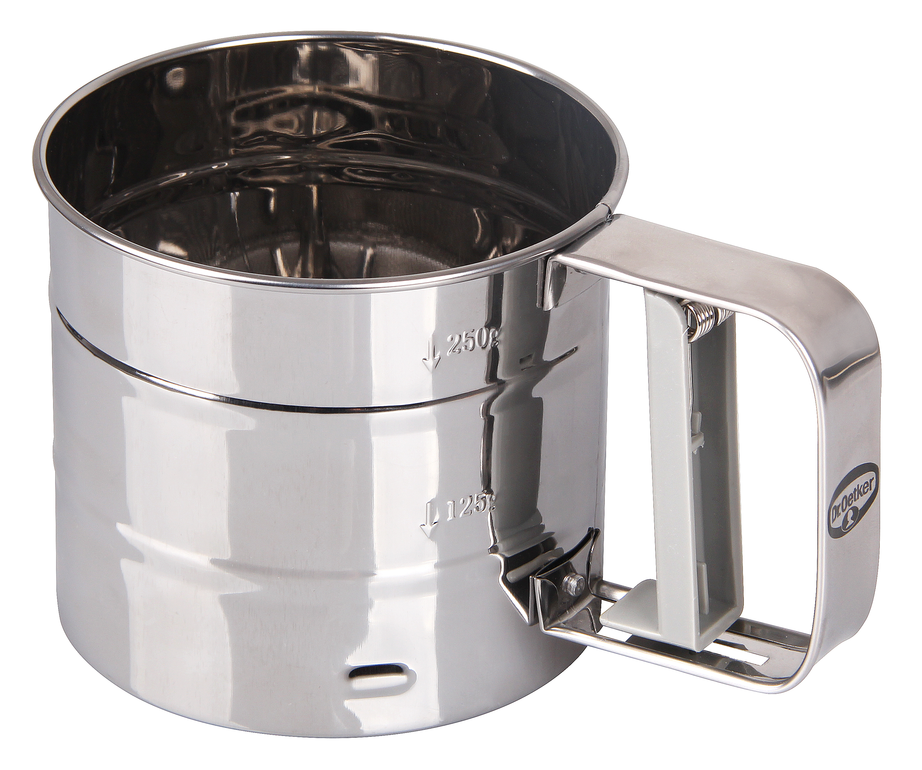 Mehl-Sieb aus Edelstahl. Silber mit Griff und Markierungen für 125ml und 250ml. Isoliert.