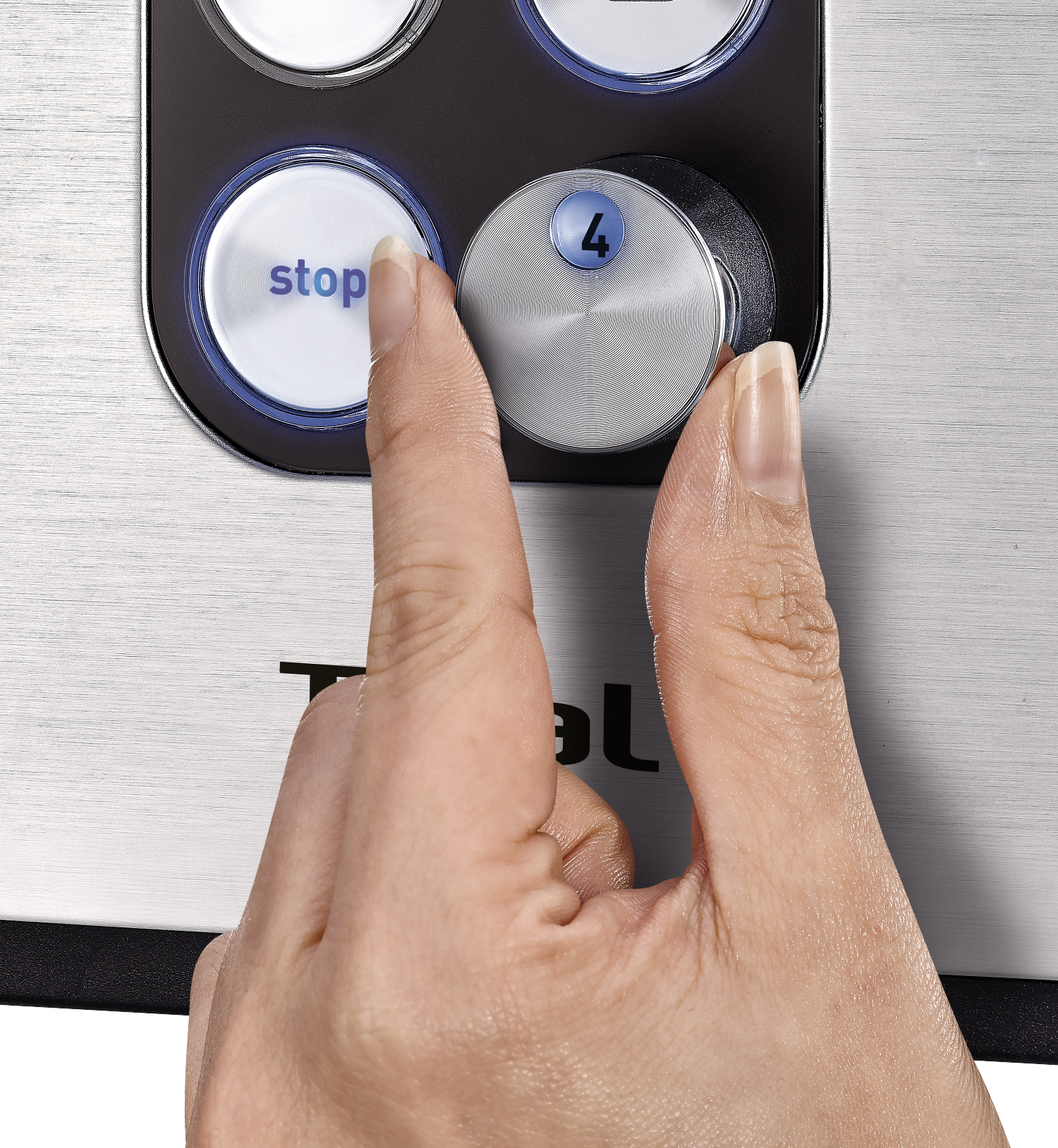 Egy kéz megnyomja a stop gombot egy gépen. A gomb fehér, a 