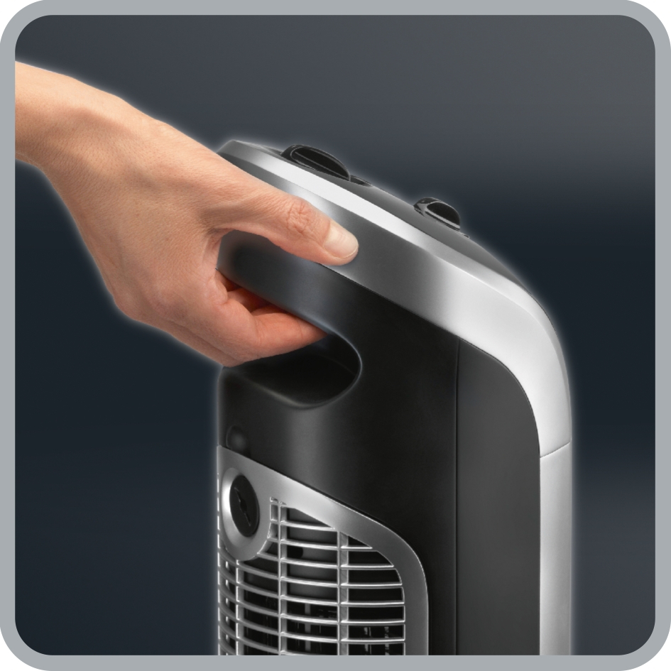 Une main touchant un ventilateur noir et argenté, montrant le panneau de contrôle avec des boutons.
