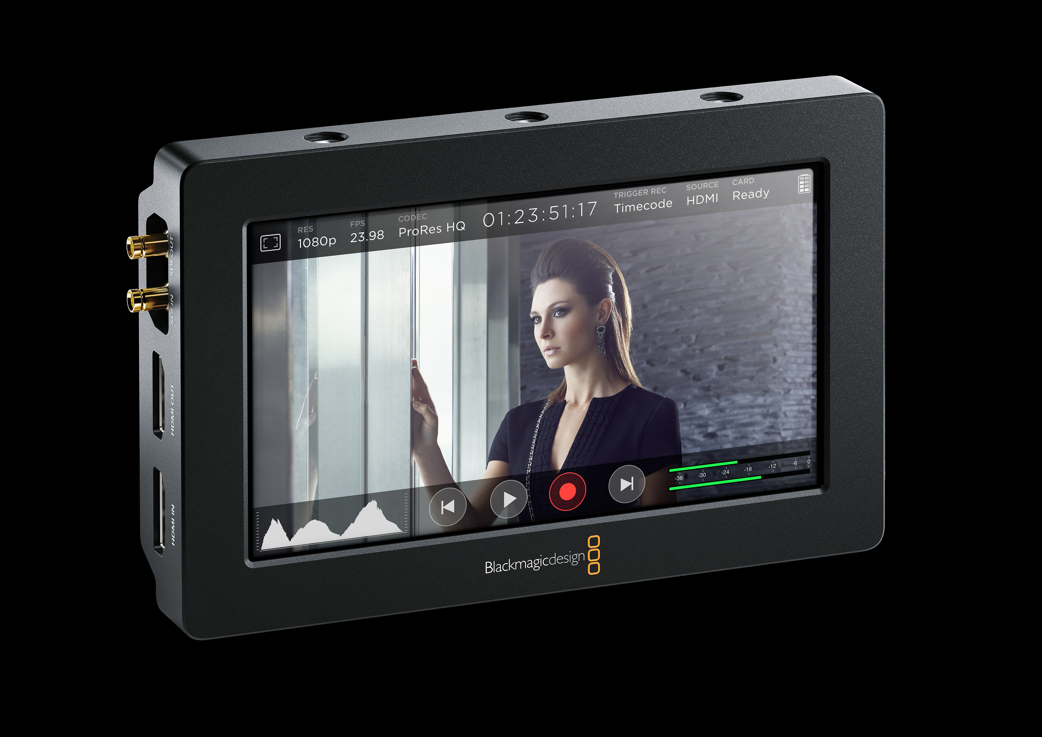 Blackmagicdesign Monitor mit einer Frau auf dem Bildschirm. Mit Knöpfen, Timecode und schwarzem Hintergrund.
