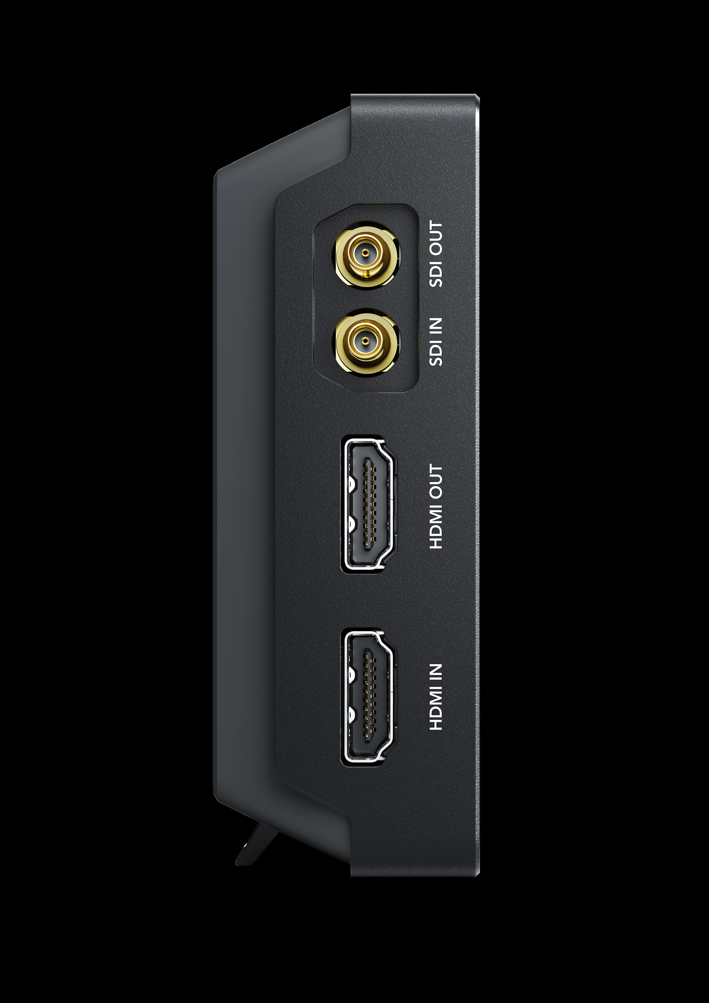 Schwarzes Gerät. Seitenansicht, mit Anschlüssen: SDI IN, SDI OUT, HDMI IN und HDMI OUT. Schwarzer Hintergrund.