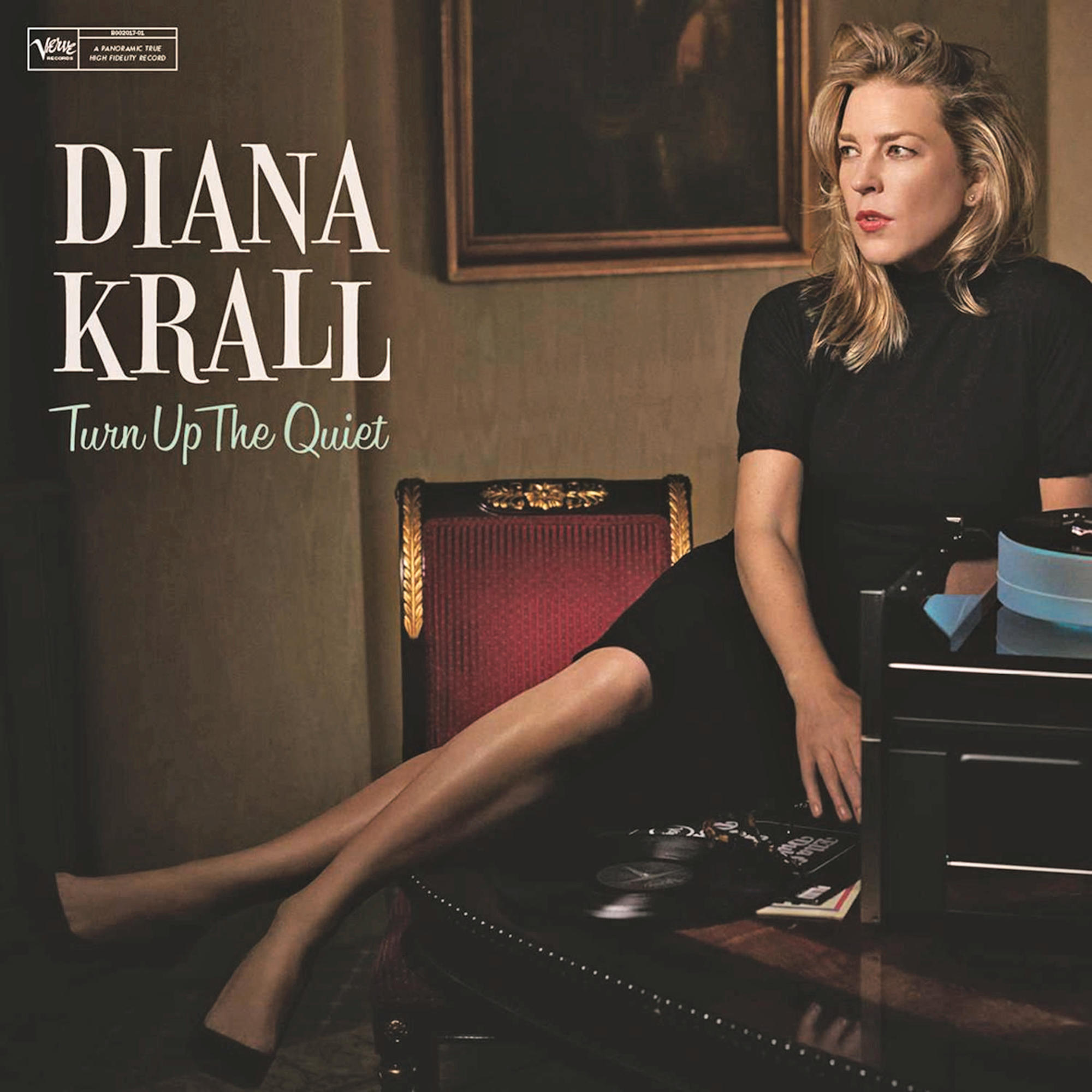 Diana Krall sitzt, Albumcover mit dem Text "Turn Up The Quiet". Der Hintergrund zeigt einen Raum mit einem Gemälde.