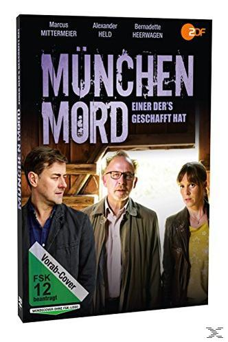 Filmcover, drei Personen sind auf dem Cover. Dunkle Farben und Text sind sichtbar.