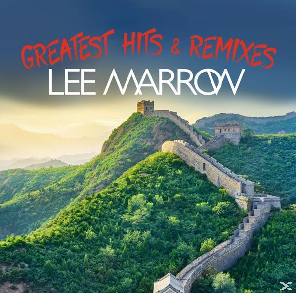 Albumcover mit Text auf der Chinesischen Mauer. Berge und blauer Himmel. Grüne Landschaft.