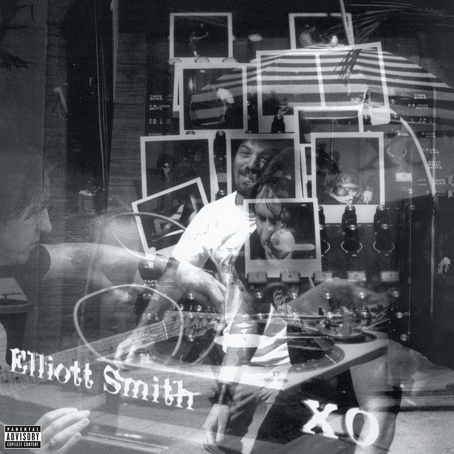 Pochette d'album en noir et blanc avec un homme jouant de la guitare et une platine. Texte : Elliott Smith XO.