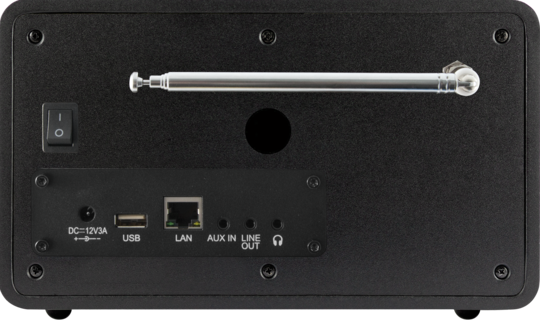 Zwarte radio, achteraanzicht. Bevat USB-, LAN- en AUX-poorten, een aan/uit-schakelaar en een antenne.