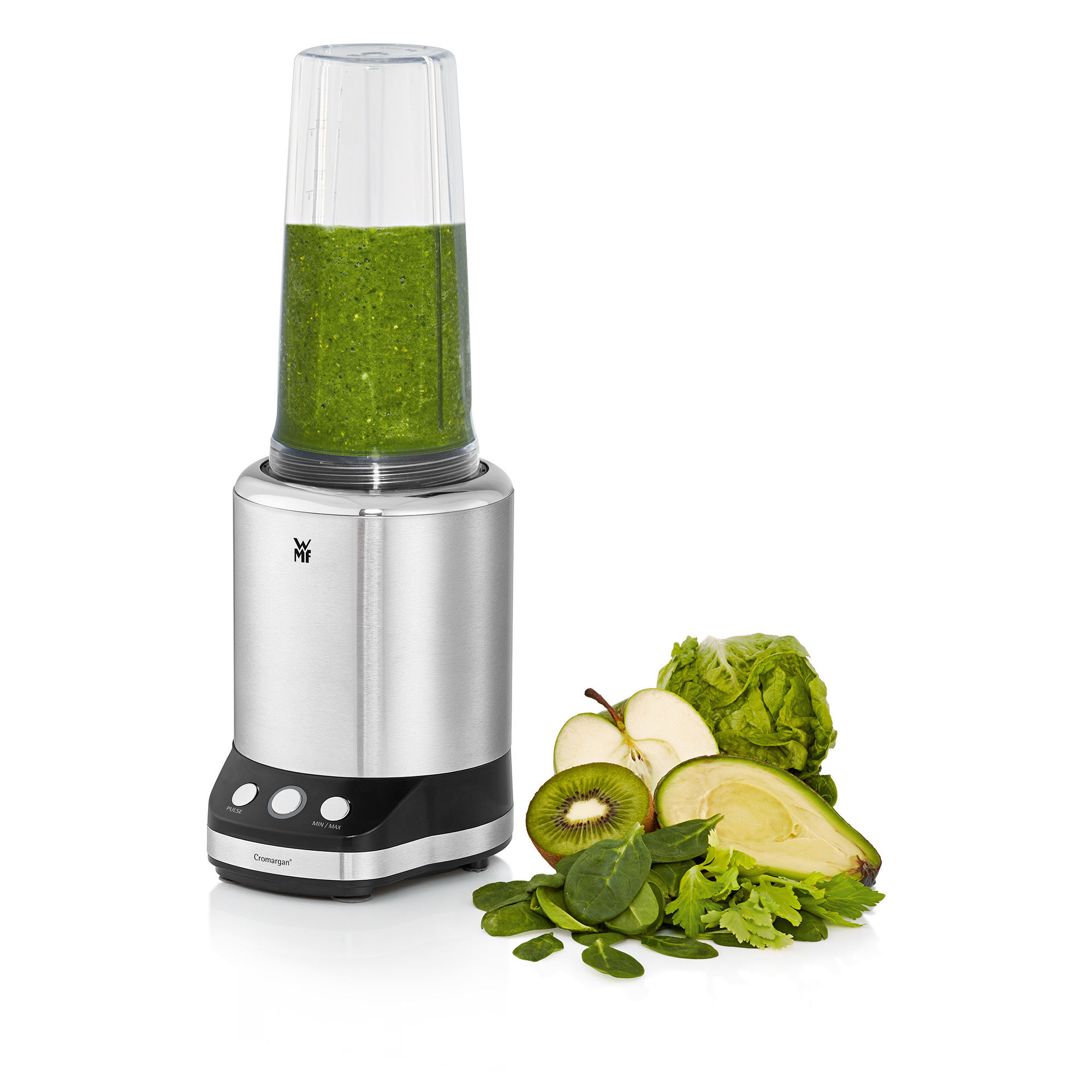 Silberner Mixer mit grünem Smoothie. Apfel, Kiwi, Spinat und Avocado daneben.