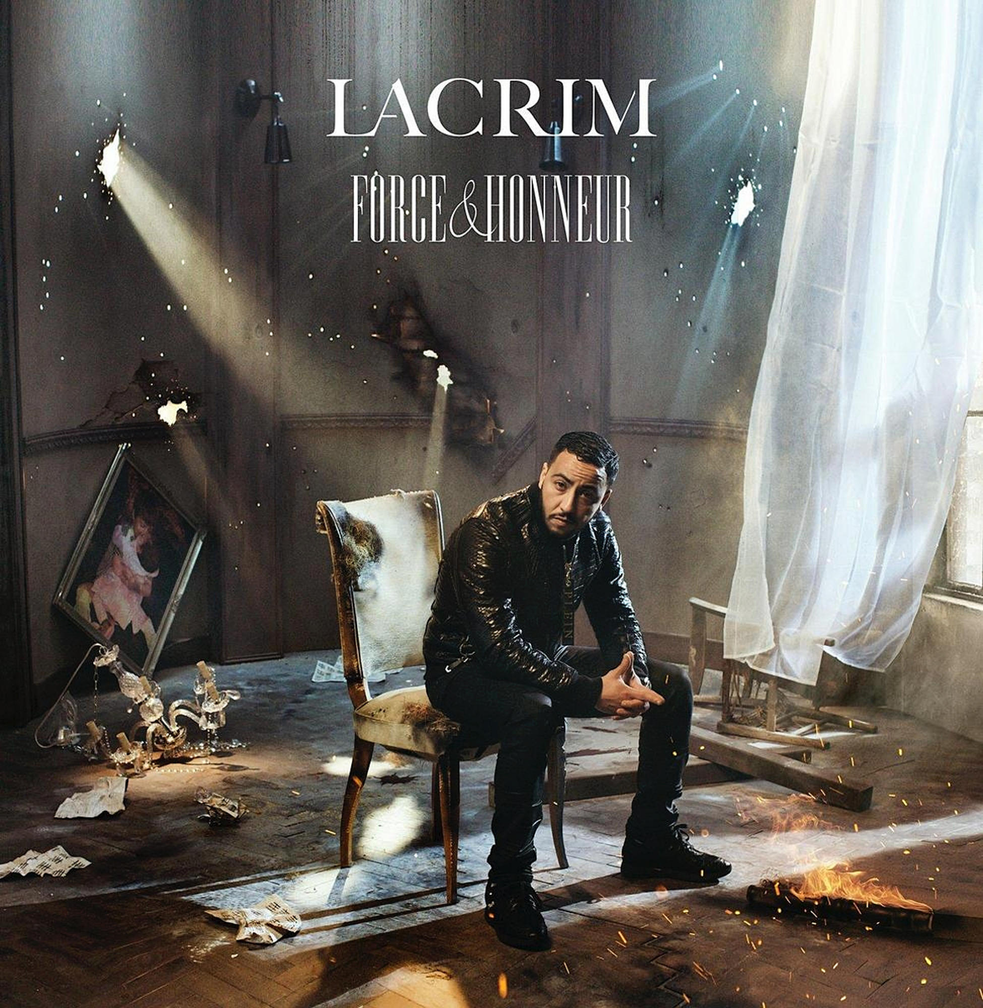 Albumhoes met Lacrim op een stoel met een interieur als achtergrond.