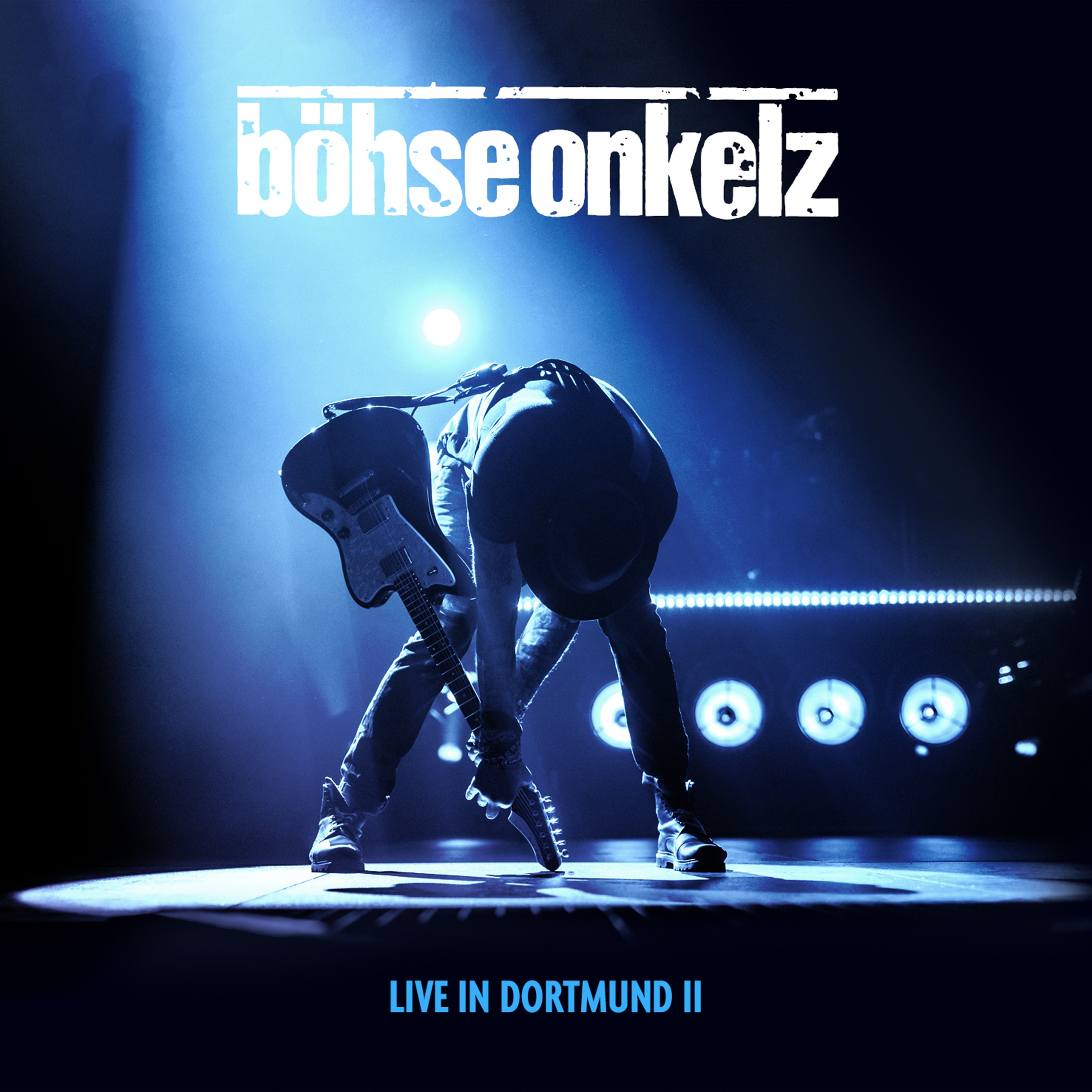 Albumcover von Böhse Onkelz' Live in Dortmund II, Bühne mit Darsteller.