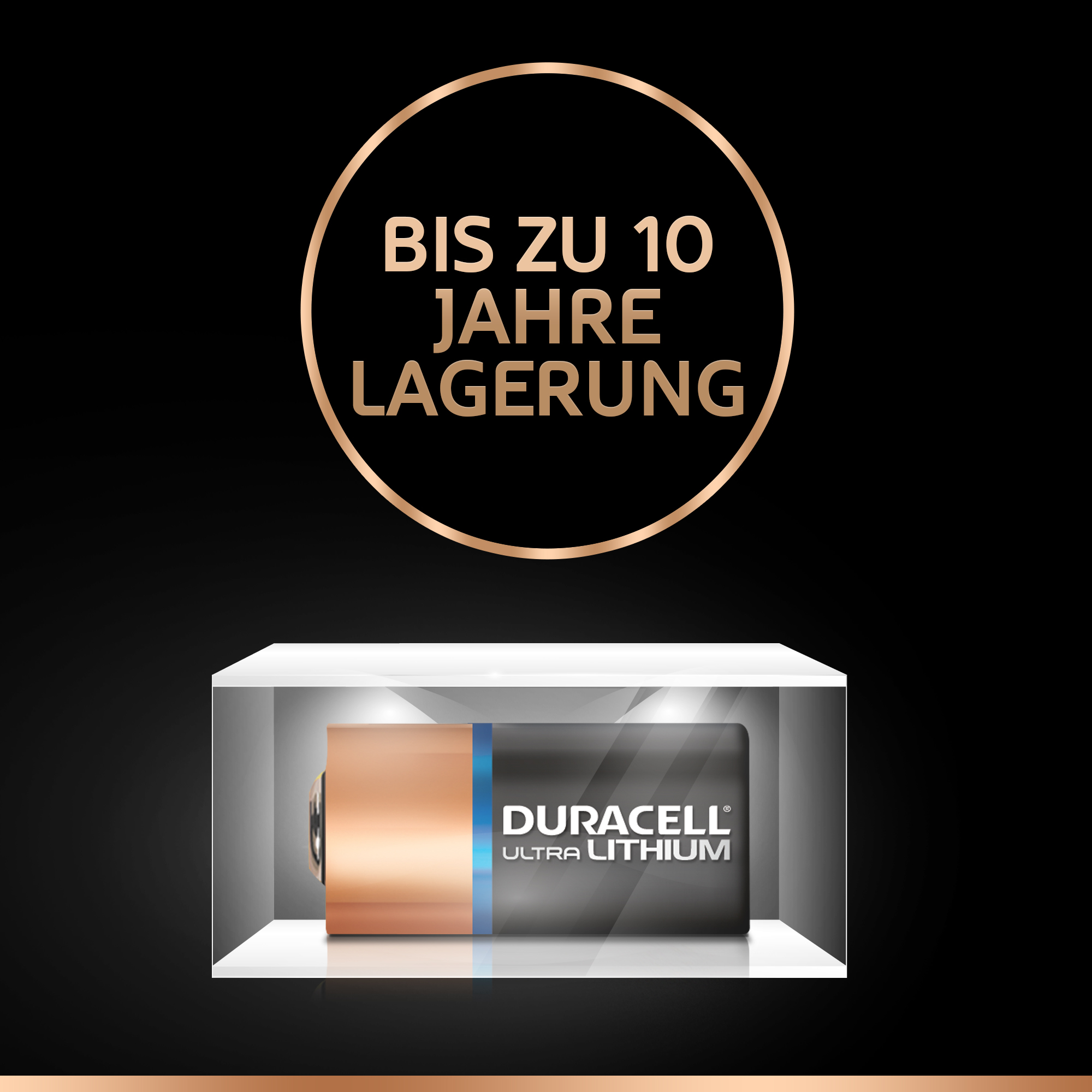 Duracell-Batterie in der Vitrine. Goldener Kreis mit Text: bis zu 10 Jahre Lagerung. Schwarzer Hintergrund.