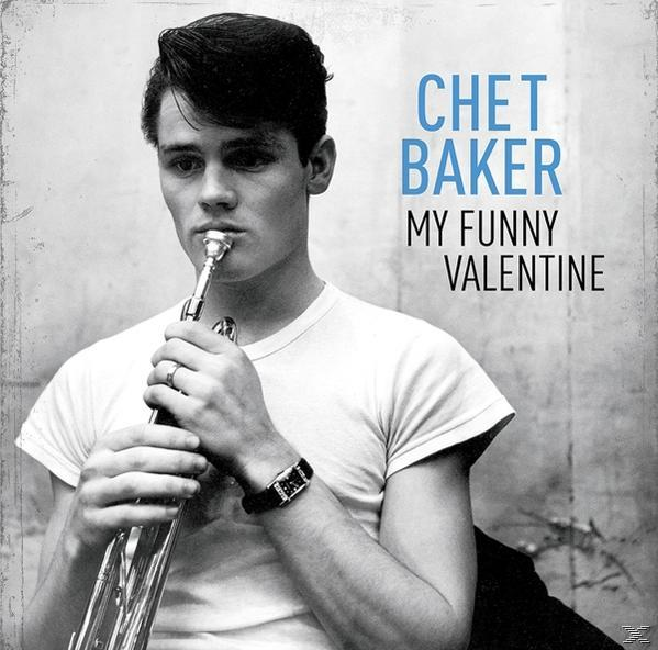 Chet Baker Albumcover, er hält eine Trompete, trägt ein weißes Hemd.