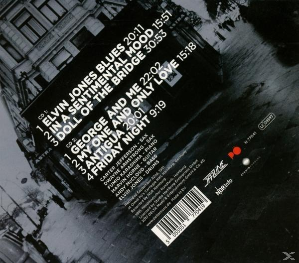 Albumcover: Ein Schwarz-Weiß-Bild mit Text, eine schräge Ansicht einer Stadtszene.
